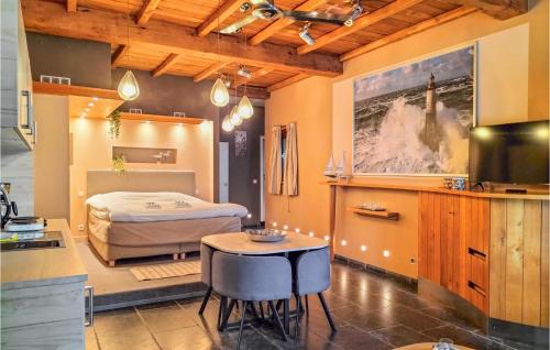 ein Schlafzimmer mit einem Bett und einem Tisch und Stühlen in der Unterkunft 1 Bedroom Stunning Home In Damme in Damme