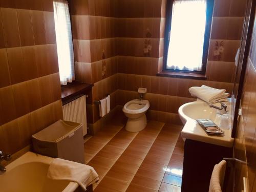 a small bathroom with a toilet and a sink at Mo.Da' Apartments in San Marino