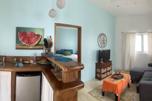 ein Wohnzimmer mit einem Tisch und einem Spiegel in der Unterkunft Casa de la Amor Casita in Pedasí Town