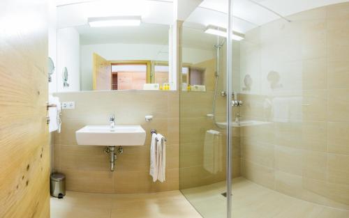 A bathroom at Lizum 1600 | Kompetenzzentrum Snowsport Tirol