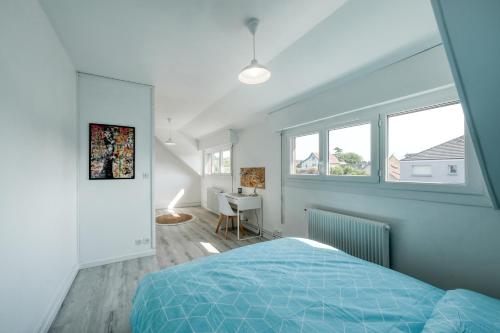 1 dormitorio con 1 cama, escritorio y ventanas en Magnifique maison pleine de charme ideale jeux olympiques un kilometre de la gare, en Évreux