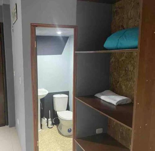 Zimmer mit einem Bad mit WC und einem Etagenbett in der Unterkunft Hermoso Huehueloft2 con estacionamiento y wifi in Huehuetenango