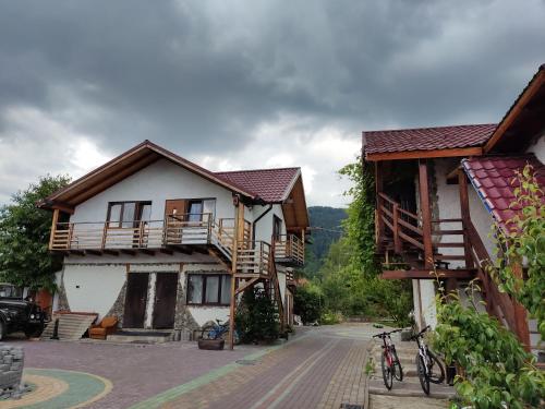 een groep huizen met fietsen voor hen geparkeerd bij Апартаменти "У Кузьмича" 2 in Mykulychyn