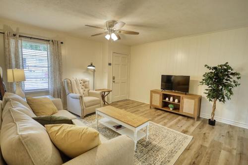 A seating area at Cozy French Cottage 1/2 mi from Covington Square