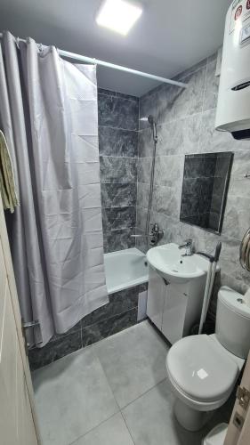 La salle de bains est pourvue de toilettes, d'un lavabo et d'une douche. dans l'établissement Сдаётся однокомнатная квартира возле озера, à Balkhach