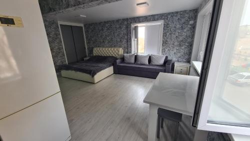 ein Wohnzimmer mit einem Sofa und einem Tisch in der Unterkunft Сдаётся однокомнатная квартира возле озера in Balqasch