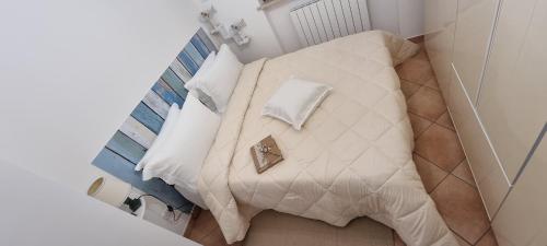ein großes weißes Bett in einem kleinen Zimmer in der Unterkunft Dimora Mia in Roseto degli Abruzzi