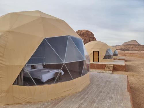 un par de grandes cúpulas en el desierto en White Desert Camp, en Wadi Rum