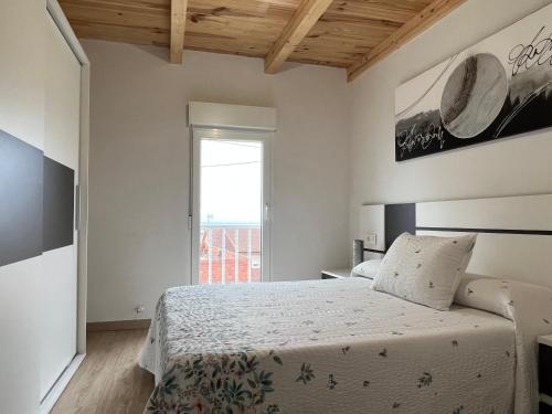 ArouにあるO Cobijo de Elvaのベッドルーム(ベッド1台、窓付)