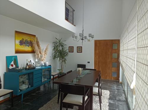 普拉亞達維多利亞的住宿－Valmoa T4，一间配备有桌子和蓝色橱柜的用餐室