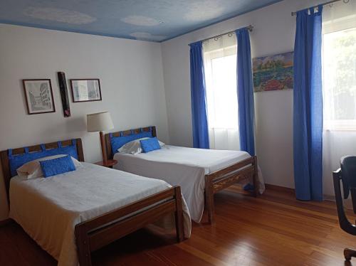 una camera con due letti e una finestra di Valmoa T4 a Praia da Vitória