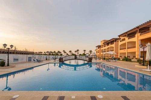 una gran piscina en un hotel con un complejo en Marina City portghalib one bedroom, en Port Ghalib