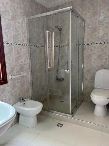 La salle de bains est pourvue d'une douche, de toilettes et d'un lavabo. dans l'établissement Apart familiar bab okla, à Tetouan