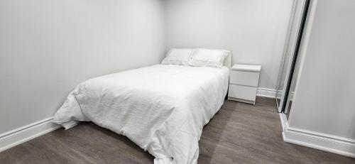Ένα ή περισσότερα κρεβάτια σε δωμάτιο στο Cozy 2 Bedrooms & 2 Bathrooms Guest Suite with Electric Fireplace