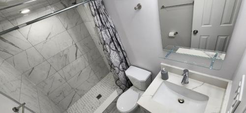 y baño con aseo, lavabo y ducha. en Cozy 2 Bedrooms & 2 Bathrooms Guest Suite with Electric Fireplace, en Georgetown