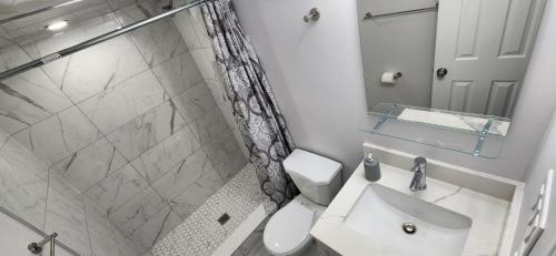 Ένα μπάνιο στο Cozy 2 Bedrooms & 2 Bathrooms Guest Suite with Electric Fireplace