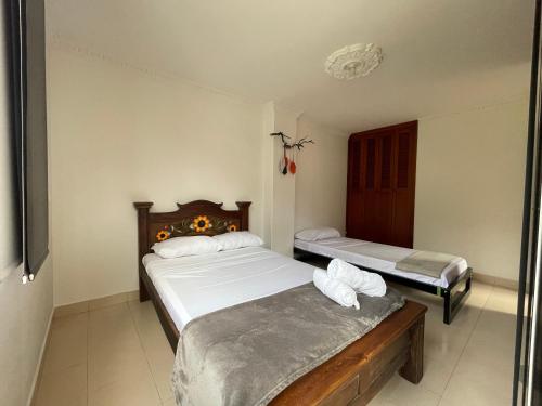 - une chambre avec 2 lits dans l'établissement APARTAMENTO EN EL CENTRO HISTÓRICO, à San Gil