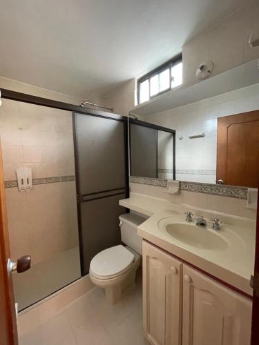 uma casa de banho com um WC, um lavatório e um chuveiro em APARTAMENTO EN EL CENTRO HISTÓRICO em San Gil