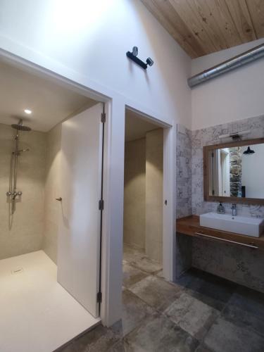 a bathroom with a sink and a mirror at Casa Pes 