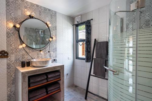 un bagno con lavandino, specchio e doccia di Manao Pool Villa 9 - 5 Mins Walk To The Beach a Ko Lanta