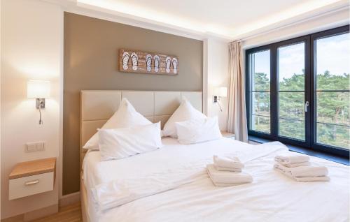 ein Schlafzimmer mit einem weißen Bett und Handtüchern darauf in der Unterkunft Eden in Binz