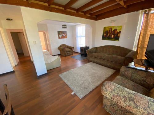 sala de estar con 2 sofás y sofá en Casa en sector residencial, en Arauco