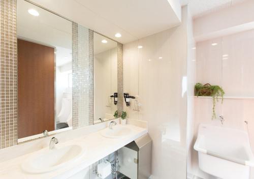 baño con 2 lavabos y espejo grande en Guesthouse La Cava women's single room / Vacation STAY 21865, en Yokohama