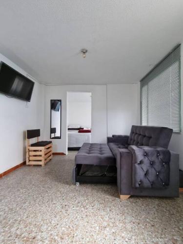 波哥大的住宿－Aparta estudio bonito, independiente bien ubicado，客厅配有沙发和1张床