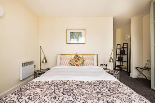 a bedroom with a large bed in a room at Wild Roses Serviced Apartments - Tower Bridge in London