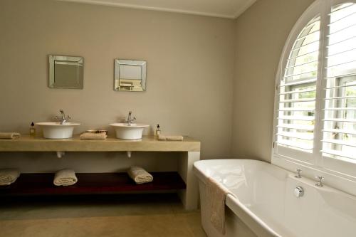 y baño con 2 lavabos y bañera. en Country House at Kay & Monty, en The Crags