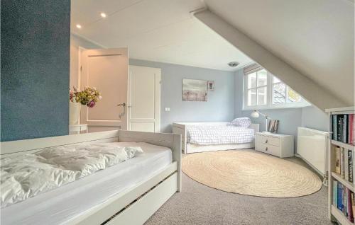 um quarto com uma cama e uma estante de livros em Lovely Home In Holten With Wifi em Holten