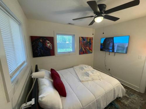 1 dormitorio con 1 cama y ventilador de techo en Modern ~ Comfortable ~ Downtown, Queen beds, Bikes, en Greenville
