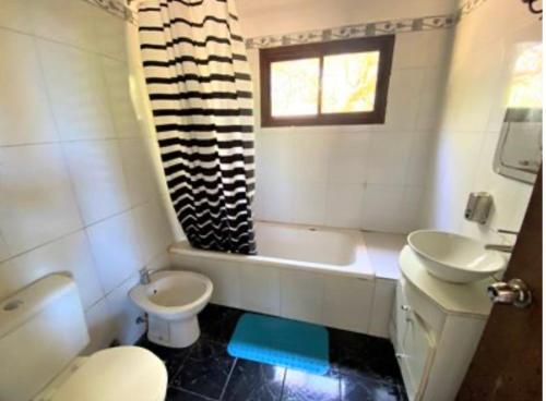 y baño con aseo, lavabo y bañera. en Peña de Horeb, en Villa Serrana