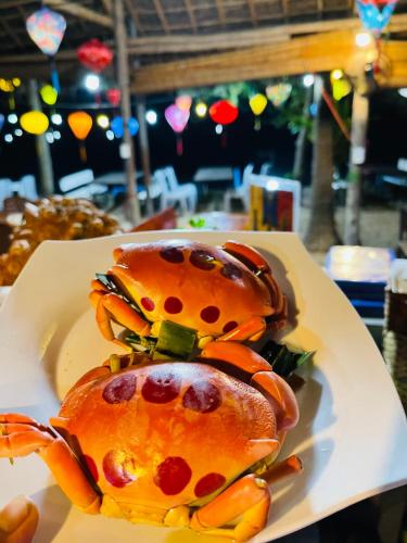 a plate of food with crabs on top of it at Bãi Xếp Beach in Quy Nhon