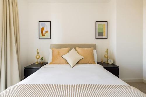 Кровать или кровати в номере Wild Roses Serviced Apartments - Upton Park