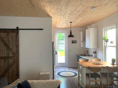 ピクトンにあるArtistic Picton getawayの木製の天井、テーブル付きのキッチンが備わります。