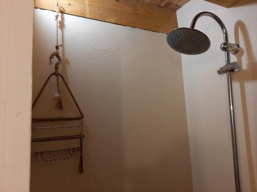 Zimmer mit einer Lampe und einer weißen Wand in der Unterkunft Maison confortable pour 4 à Soorts-Hossegor avec terrasse et parking - FR-1-239-929 in Soorts-Hossegor