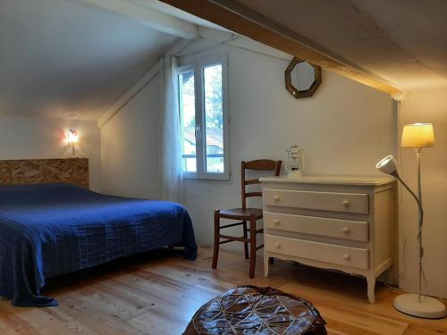 ein Schlafzimmer mit einem Bett, einer Kommode und einem Fenster in der Unterkunft Maison confortable pour 4 à Soorts-Hossegor avec terrasse et parking - FR-1-239-929 in Soorts-Hossegor