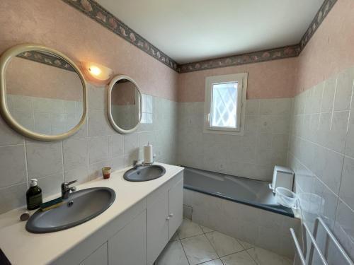 Kúpeľňa v ubytovaní Maison Saint-Georges-de-Didonne, 4 pièces, 6 personnes - FR-1-71-98
