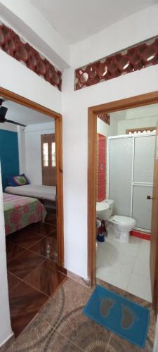 Pokój z łazienką z toaletą i umywalką w obiekcie Casa Italia Guest House w mieście Taganga
