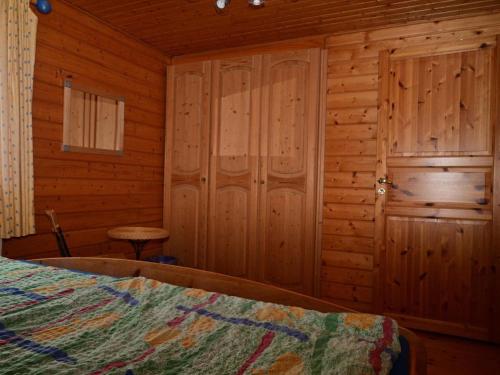 - une chambre avec un lit dans une cabane en bois dans l'établissement Doppelhaushälfte in Hasselfelde, à Hasselfelde