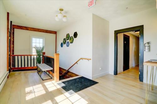 uma sala de estar vazia com um banco e uma escadaria em 201 -Single Queen em Waunakee
