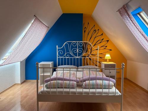 Dormitorio infantil con pared azul y amarilla en Piano Apartment Halle Center - Netflix- Free WiFi 3, en Halle an der Saale