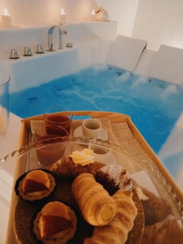 un vassoio di prodotti da forno su un tavolo con piscina di Antica Dimora a Lizzano