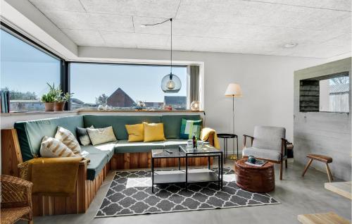 Χώρος καθιστικού στο 4 Bedroom Amazing Home In Løkken