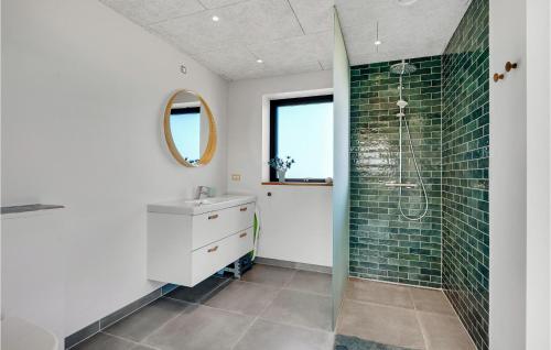 Ένα μπάνιο στο 4 Bedroom Amazing Home In Løkken