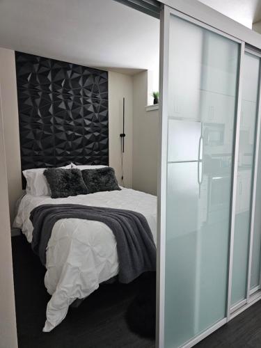 een slaapkamer met een groot bed met een zwart hoofdeinde bij Chic Queen Anne Retreat in Seattle