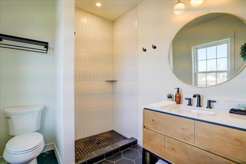 een badkamer met een wastafel en een spiegel bij 203 - Double Queen in Waunakee