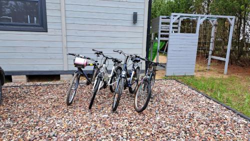 eine Gruppe von Fahrrädern, die neben einem Haus geparkt werden in der Unterkunft Chatka Leo in Fornetka