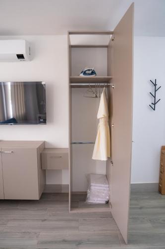 a room with a closet with a tv and a shelf at Aparta suite tequendama in Cali